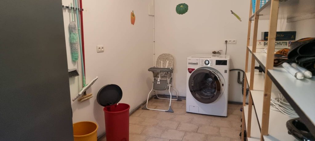 Villa Raiatea intérieur sellier machine à laver siège bébé poubelles